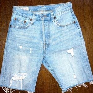 Levi’s cut off denim shorts size 25